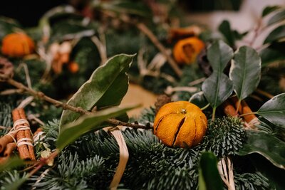 Festive wreath with oranges and greenery – a cosy winter delight!