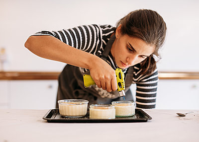 guest blow torches their potted desserts