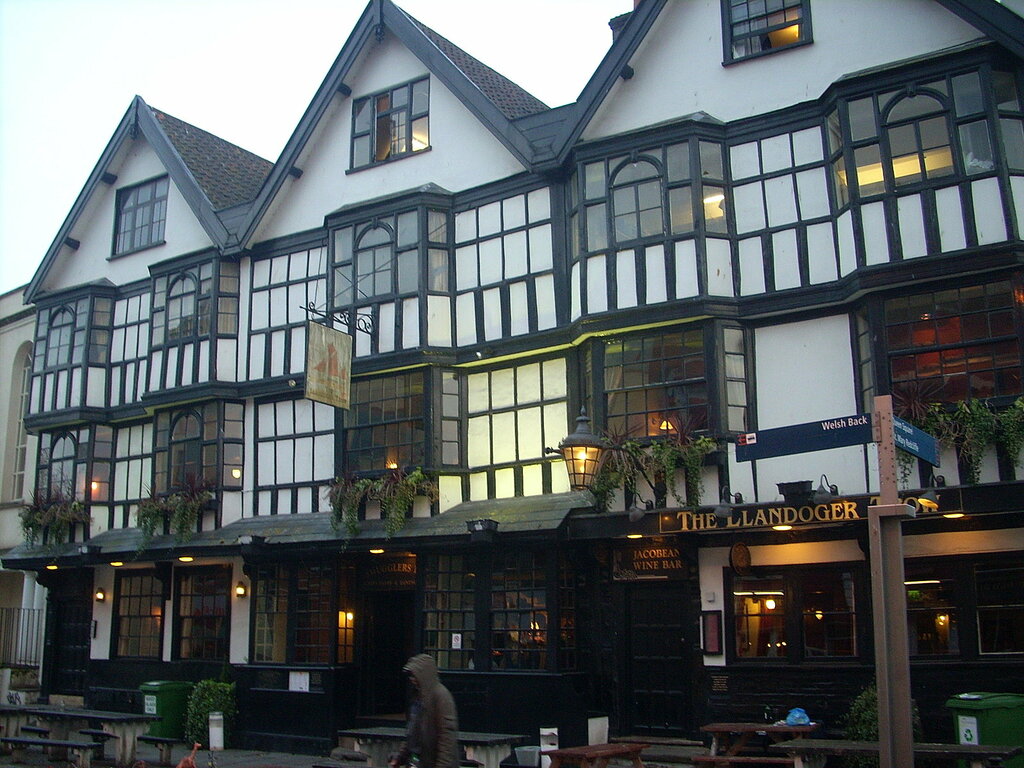 haunted and hidden ghost pub tour of Bristol with Yuup 